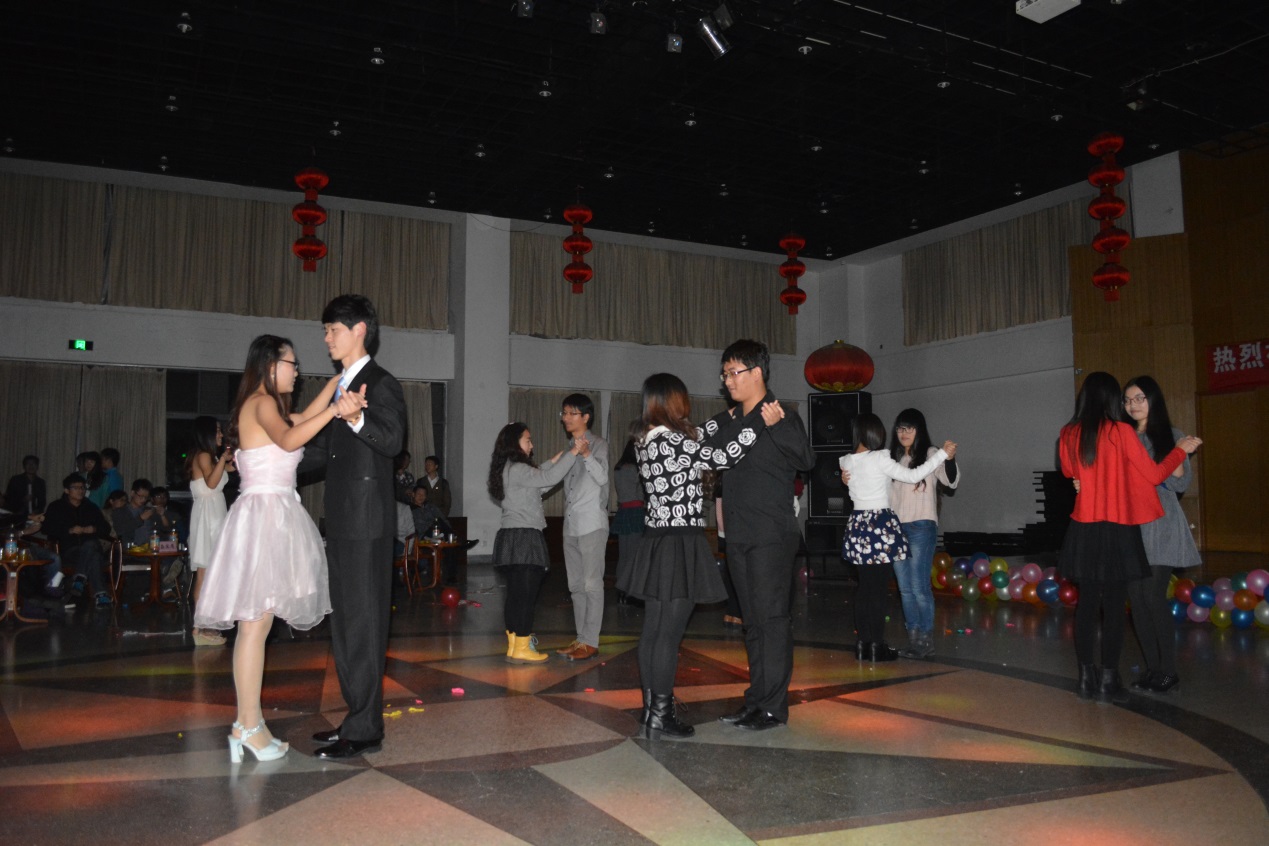我院主办“缘来相聚，马商齐物”主题舞会