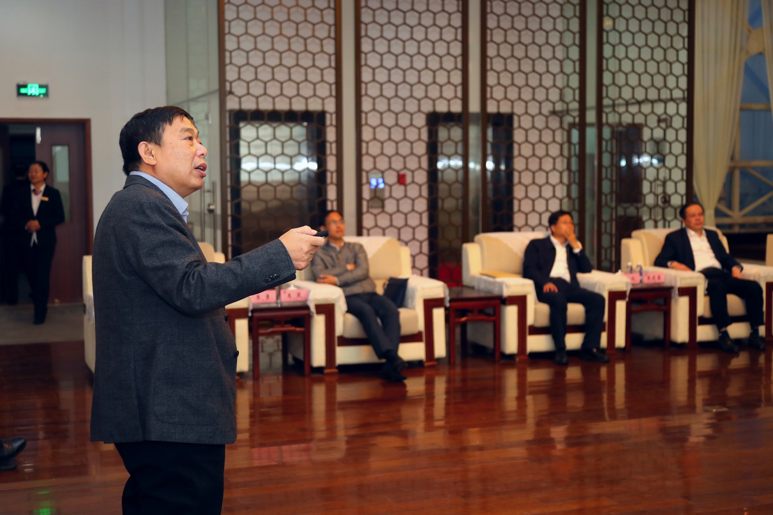 刘焕明院长介绍学院建设情况